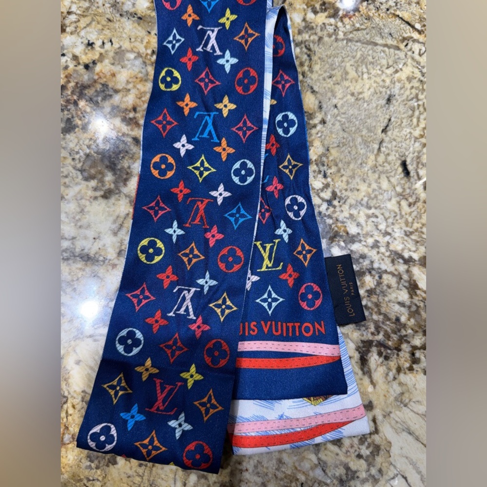 EUC LOUIS VUITTON TWILLY SMALL SCARF VIVIENNE - Picture 2 of 11